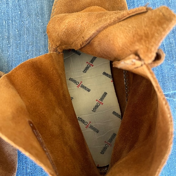 Minnetonka soft sole moccasin. Suede. - Picture 4 of 7
